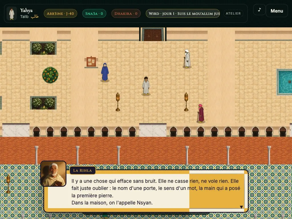 La cour du jeu : le Sahn peint, ses lanternes, ses figurants, et la boîte de dialogue du prologue où le mou'allim parle de Nsyan, l'oubli